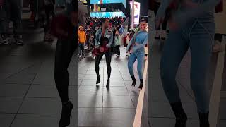 they killed this amapiano dance! 😍 #amapiano #clvudxvs #timesquare