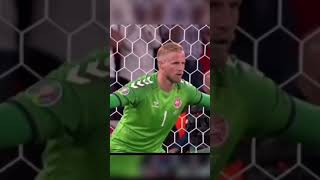 Zerkaa points laser at Kasper schmeichel 😂😂