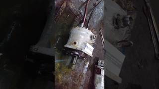 Testing Eaton Dowmax Axial Piston Hydraulic Motor ME350 Shaft Rotation at 1000 psi #shorts