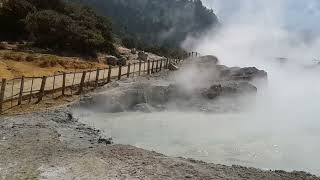 Kawah Sikidang | Air Panas yang Meletup-Letup