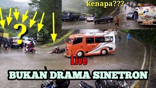 TEREKAM JELAS PEMOTOR JATUH  DEPAN MINI BUS DI SITINJAU LAUIK