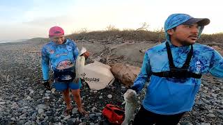 pesca de robalo de orilla en barrio viejo ixtapa zihuatanejo