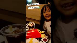 Kentang goreng cocol es krim bukannya saus tomat, udah kebiasaan anak kecil ini. Katanya Daisha enak