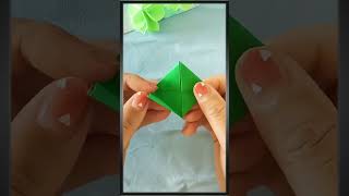 Square colored paper makes a small spinning top for the desktop kindergarten to relieve stress,