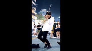 Мальчик очень быстро играет на скрипке в дороге Michael Jackson - Smooth Criminal #shorts