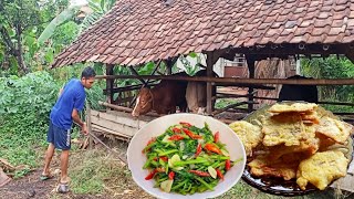 Hujan Deras Di Pagi Hari, Memasak Sayur Tumis Kangkung Dan Tempe Goreng Krispi