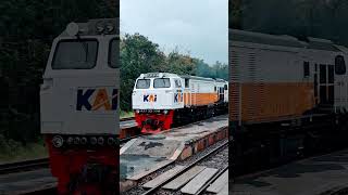 #keretaapi #cintakeretaapiindonesia #kaicommuter #train #kaiacces #argoparahyangan