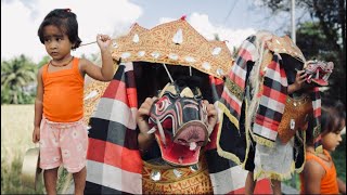 Danis dan adik main barongan di hari minggu