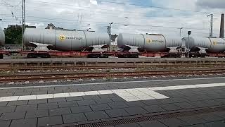 Güterzug fährt vorbei am Bahnhof in Bad Soden