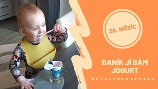 Daník jí sám jogurt