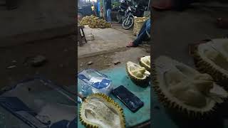 menikmati buah durian yang lagi viralll dimedan Sumatra Utara