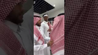 كأنه سعوديًا نيمار يساعد مالكوم على ارتداء الشماغ بطريقة احترافية