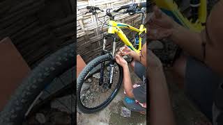 Memberi minyak pada fork coil