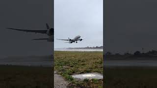 United Airlines B787 Taking off from wet LAX Runway #planespotting #photography #avgeeks