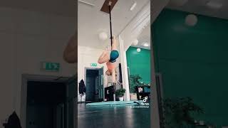 Pole flow -pole dancing - advanced pole