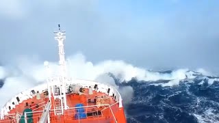 GIANT Waves VS GIANT Ships: 5 Epic Battle Caught On Camera