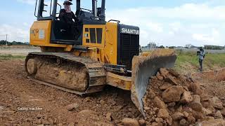 Powerful Extreme bulldozer SHANTUI cutting  clean dirt , Dump track 5T unloading dirt