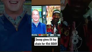 Snoop dogg gives Eli Manning Hip Hop chain #shorts