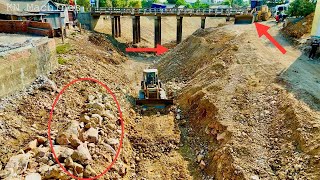 Great Extreme Bulldozer SHANTUI Pushing Stone And Soil With Excavator For Make The Canal