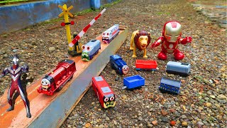 Unboxing dan Merakit Kereta Thomas Trackmaster, CC206 Dan Robot Iron Man Merah