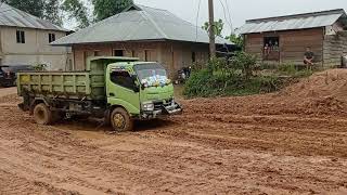 Truk Fuso, Dutro 110 LD, Dyna 115 ST Melewati Medan Lumpur dan Licin