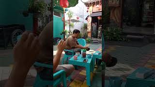 Kong Kow Kong Kow di Depan Kedai Kungfu Surabaya