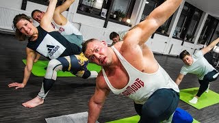 130kg Bodybuilder beim Yoga!