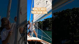 How to hoist the mail sail! Don’t forget to loosen your vang ⛵️ #sailing #sailinglife