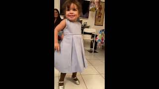 Hermosa - Niña Bailando y Disfrutando Lo Que Hace