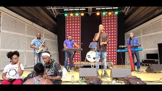 Poku Prisiri tijdens Kwaku DownTown Festival in het Vondelpark Openluchttheater op 16 september 2023