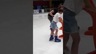 اول درس لي في التزلج على الجليد ⛸⛸⛸ كنت رح اوقع //First lesson on ice skating