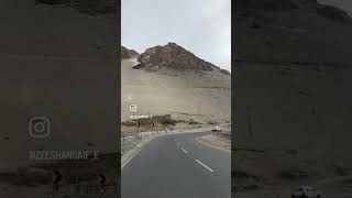 Kisi ke aib ko tu benaqab na kar shayri, Ladakh road landscape #youtubeshort #youtubeindia #shayari