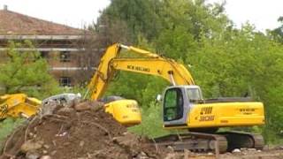 2 crawler excavators