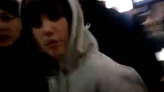 Justin Bieber eating with fans at Paris in a French Mcdonald's ( 04/29/2010)