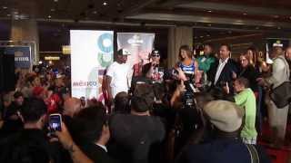 @FloydMayweather arrives to greet fans at MGM GRAND for #TheOne