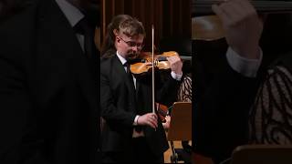 Grammy ödüllü orkestra şefi Tõnu Kaljuste yönetimindeki Tallinn Oda Orkestrası İş Sanat sahnesinde.