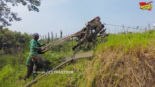 Tak Ada Jalur Lain Traktor Sawah Lewati Tebing Tinggi Menuju Lahan