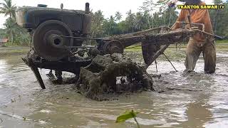 Kerja sama!!2 joki traktor sawah impala kerja sama meratamkan tanah sebelum penanaman padi