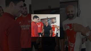 Mikel Arteta presenting a signed Arsenal shirt as a gift to David Raya’s 91-year-old grandfather.