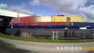 Containerschip Lahringen past net onder de spoorbrug Grou door.