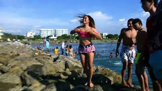 Clavadistas en la playa de Mira Mar Puerto Colombia: Vuela hacia el mar y el océano