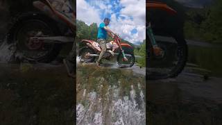 mi Hermano cruza rio por zona resbaladiza 😆  #ktm #river #music #instagood #motorcycle #youtube #gas