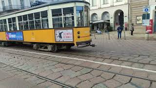 Tranvía clásico de Milán Pasando frente al Teatro de la Scala