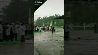 Jamaah Salat Ied Diguyur Hujan Deras Tetap Khusuk