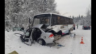 Двое подростков и пожилая пара погибли в столкновении с автобусом