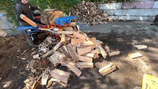 Big oak log on my Eastonmade 22–28 Log￼￼ splitter