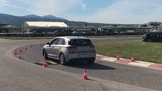 Hyundai i30 1.0T - How rear rigid suspension reacts on road bumpers