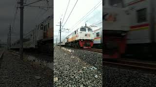 Papasan KRL Dengan KA. ARGO SINDORO Di Saat Cuaca Mendung #shorts #railway #trains #railfans