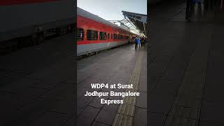 WDP4 in Surat station , Jodhpur Bangalore Express #wdp4d #dieselengine  #indianrailways #railfans