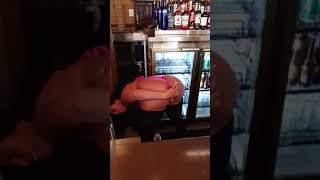 COLOMBIANA CULONA: Sexy barmaid serves beer from her ASS